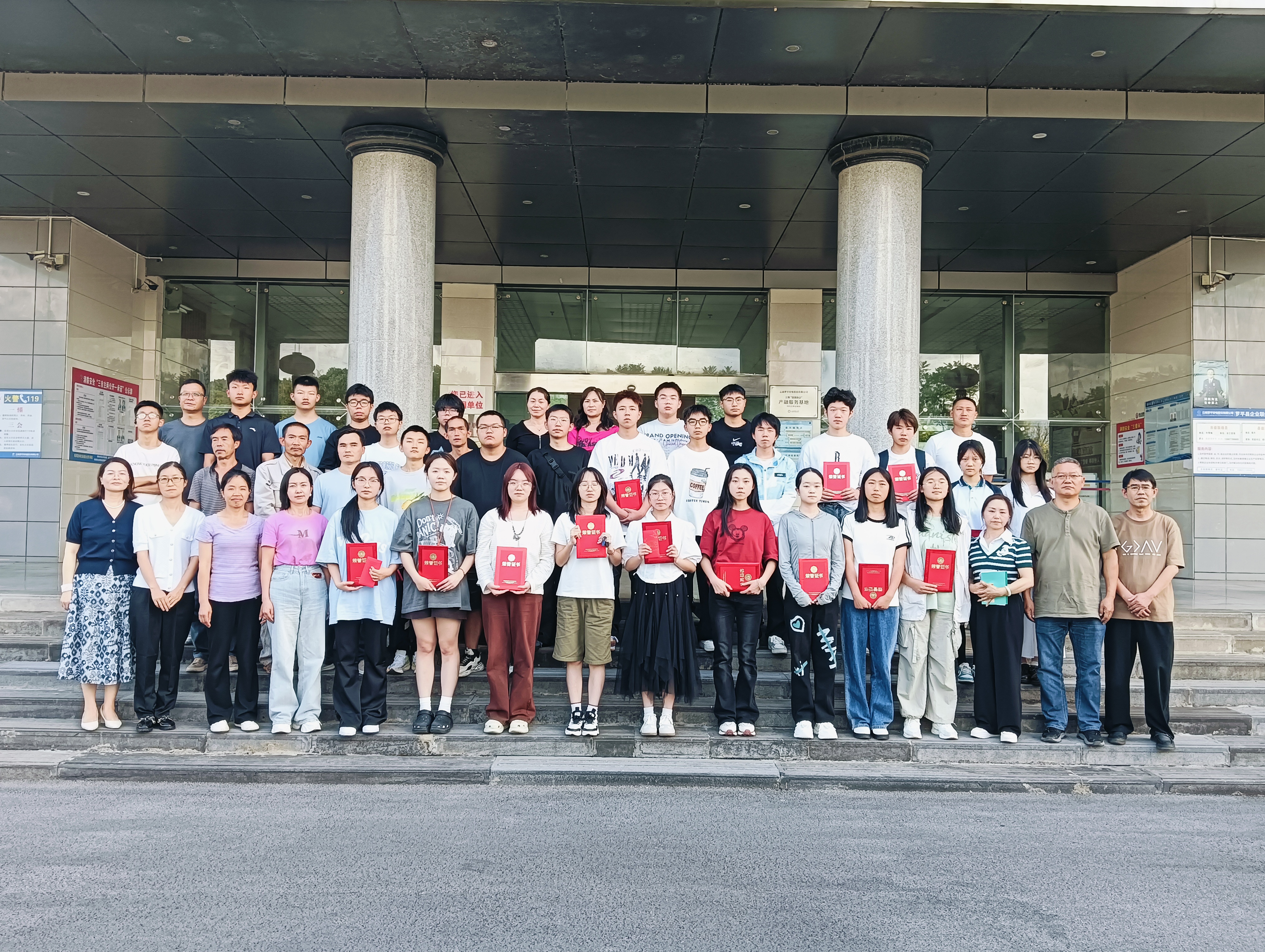 鋅火相傳&middot;智啟新程&mdash;&mdash;羅平鋅電召開(kāi)2025年職工子女教育激勵(lì)表?yè)P(yáng)座談會(huì)